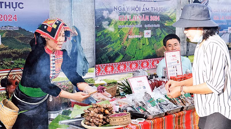 Thịt nướng và xôi ngũ sắc vùng Tây Bắc.