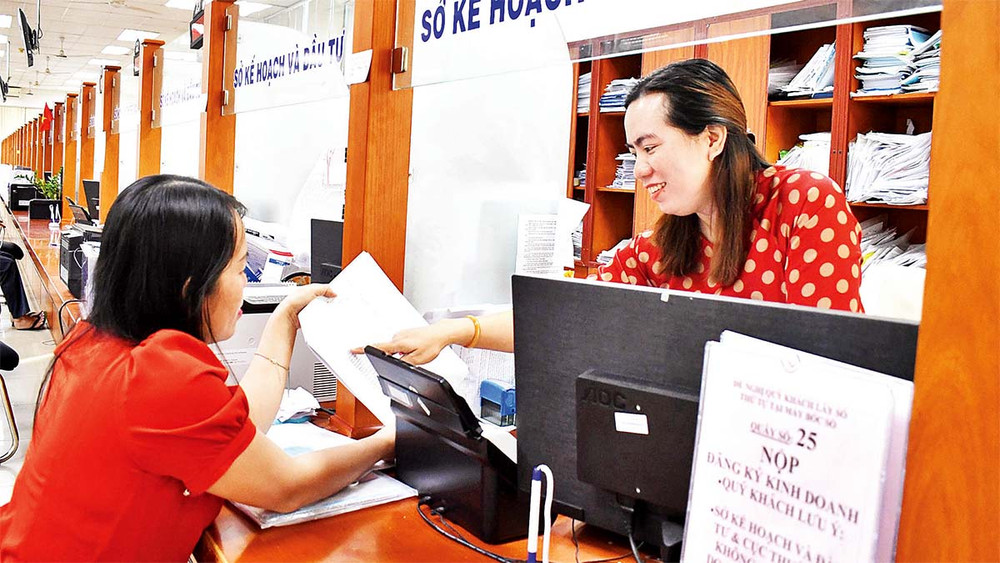 Người dân đến làm thủ tục hành chính tại bộ phận tiếp nhận một cửa ở tỉnh Bà Rịa-Vũng Tàu.