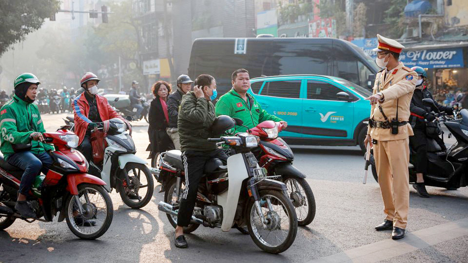 Lực lượng chức năng xử phạt các trường hợp vi phạm luật giao thông.
