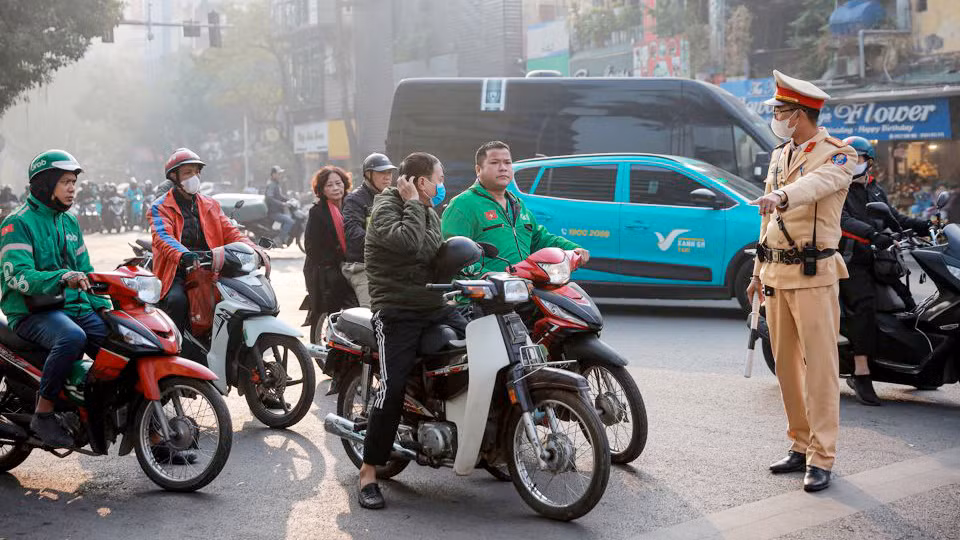 Lực lượng chức năng xử phạt các trường hợp vi phạm luật giao thông.