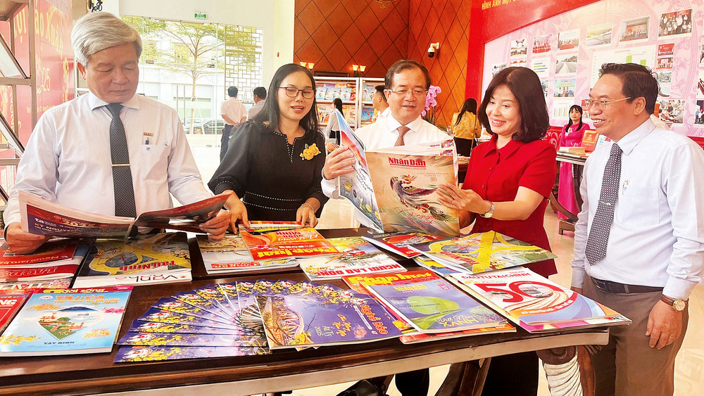 Lãnh đạo Ủy ban nhân dân tỉnh Tây Ninh và Ban Tuyên giáo Tỉnh ủy tham quan gian trưng bày báo Xuân Ất Tỵ 2025.