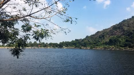 Các hồ nước tích trữ nước phục vụ sản xuất nông nghiệp.