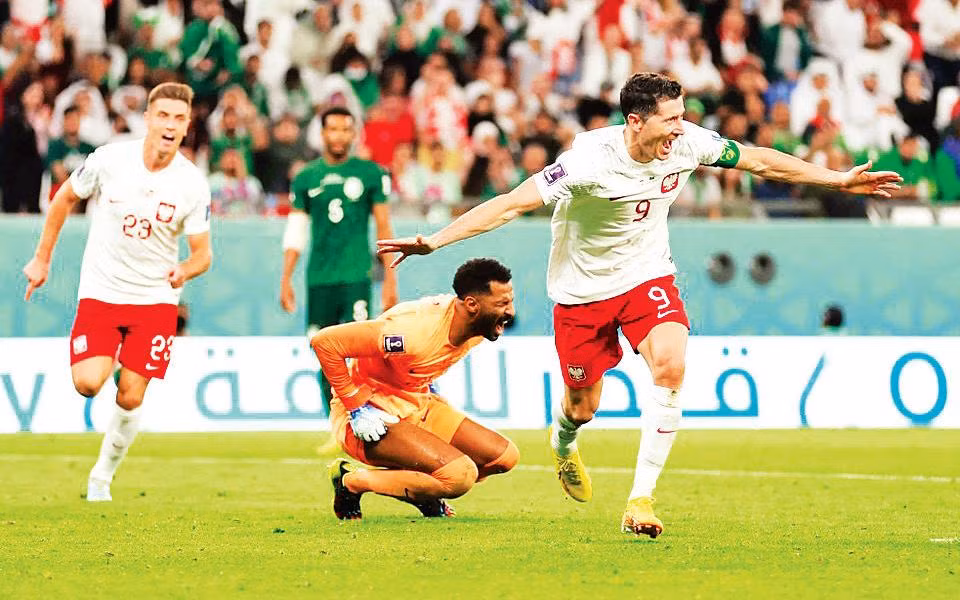 Lewandowski (số 9) ăn mừng bàn ấn định chiến thắng 2-0 cho Ba Lan.