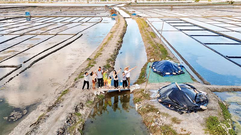 Du khách tham quan đồng muối Sa Huỳnh.