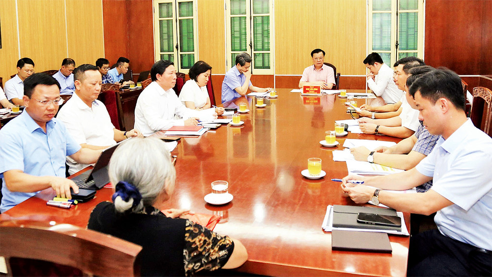 Bí thư Thành ủy, Trưởng đoàn đại biểu Quốc hội thành phố Hà Nội Ðinh Tiến Dũng tiếp công dân Bùi Thị Thanh. (Ảnh THÀNH NGUYỄN)