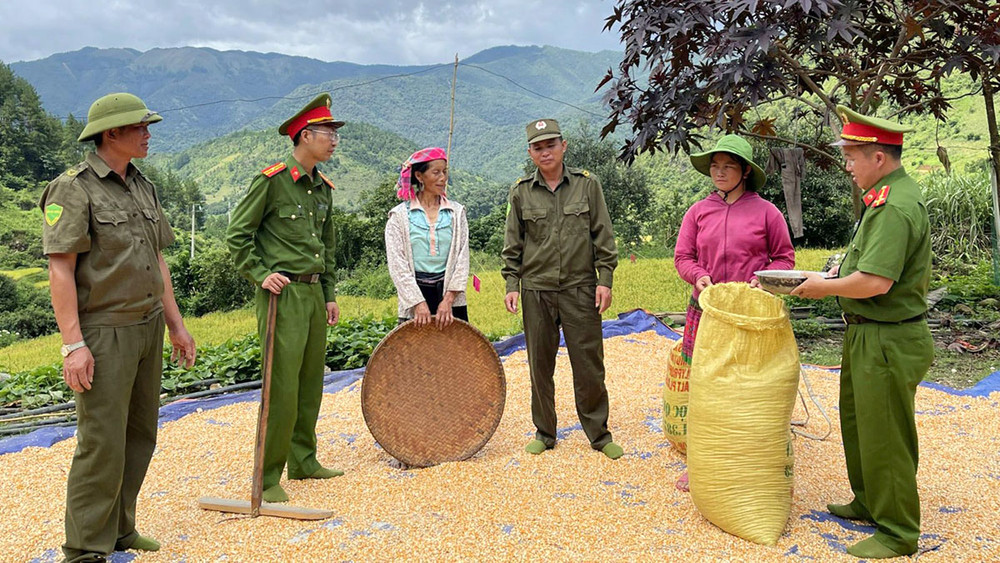 Công an xã Ngọc Chiến tăng cường tuyên truyền phổ biến pháp luật cho bà con bản vùng cao.