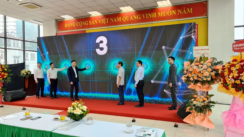 Lãnh đạo Thành phố Hà Nội và đơn vị vận hành nhấn nút chính thức triển khai thẻ vé ảo.