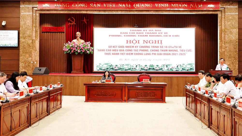 Lãnh đạo thành phố phát biểu tại hội nghị sơ kết giữa nhiệm kỳ Chương trình số 10. (Ảnh ÐĂNG ANH)