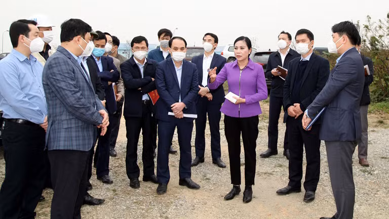 Bí thư Tỉnh ủy Hoàng Thị Thúy Lan kiểm tra các dự án giao thông trọng điểm.