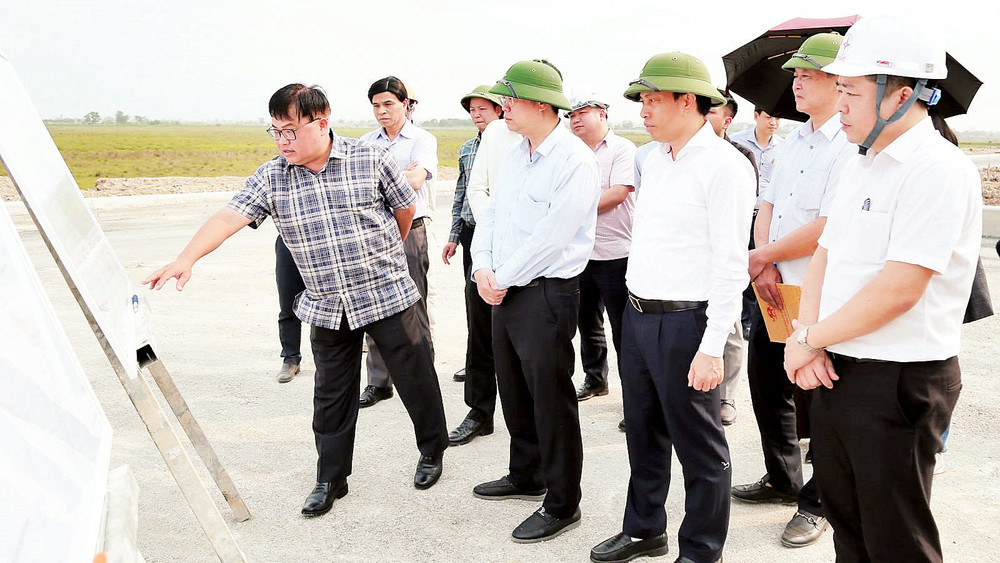 Lãnh đạo tỉnh Thái Bình kiểm tra công tác giải phóng mặt bằng phục vụ xây dựng Khu công nghiệp Thaco-Thái Bình tại huyện Quỳnh Phụ. 