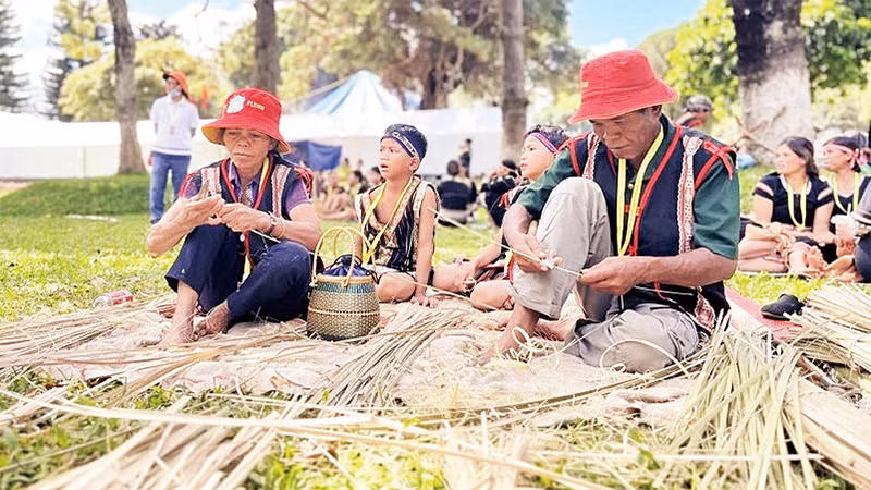 Nghề đan lát đang được duy trì và truyền lại cho nhiều thế hệ. Nghề đan lát đang được duy trì và truyền lại cho nhiều thế hệ.