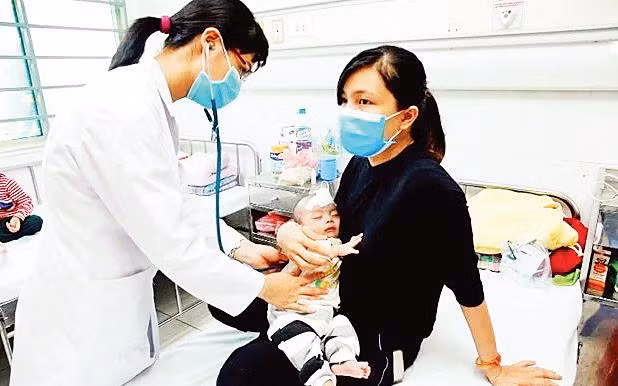 Ðưa trẻ đến khám và điều trị nội trú tại các bệnh viện do các bệnh về cúm mùa.