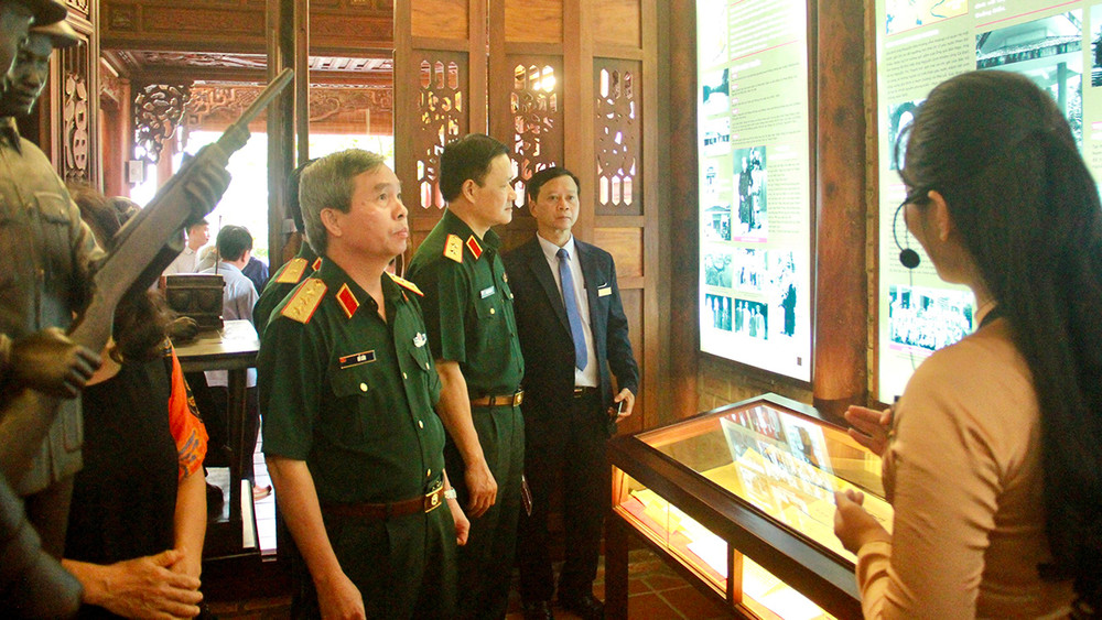 Bảo tàng Ðại tướng Nguyễn Chí Thanh trưng bày gần 400 tài liệu, hiện vật, hình ảnh về cuộc đời và sự nghiệp hoạt động cách mạng của Ðại tướng. (Ảnh CÔNG HẬU)