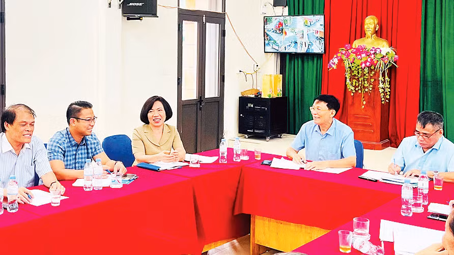  Bí thư Quận ủy Tây Hồ Lê Thị Thu Hằng dự sinh hoạt tại tổ đảng số 10, Chi bộ số 12, Ðảng bộ phường Xuân La.