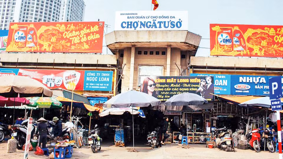 Chợ Ngã Tư Sở (quận Ðống Ða) xuống cấp đã nhiều năm nhưng vẫn chưa được xây dựng lại.