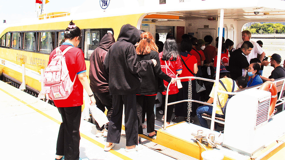 Tuyến buýt đường sông Sài Gòn Waterbus thu hút đông đảo du khách. (Ảnh THẾ ANH)