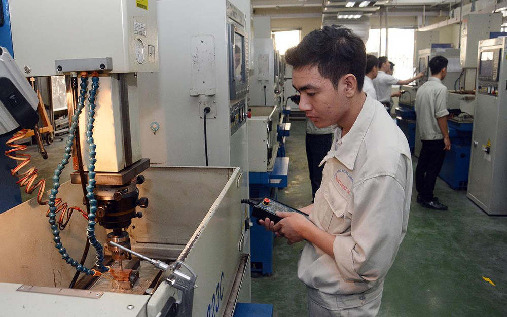 Giờ thực hành gia công cơ khí của sinh viên Trung tâm Việt-Nhật, Trường đại học Công nghiệp Hà Nội. (Ảnh MINH HÀ)
