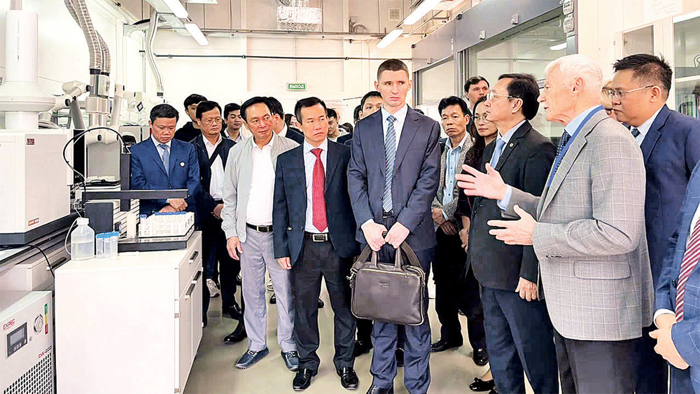 Đoàn công tác của Bộ Khoa học và Công nghệ thăm Viện Liên hiệp nghiên cứu hạt nhân Dubna (Nga).