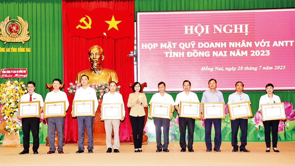 Lãnh đạo tỉnh Ðồng Nai tặng Bằng khen cho các doanh nghiệp có nhiều đóng góp cho Quỹ Doanh nhân với an ninh trật tự tỉnh Ðồng Nai. 