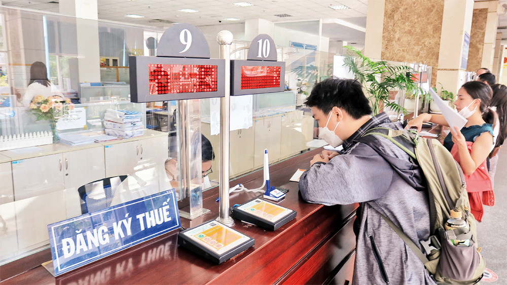Người nộp thuế làm thủ tục khai thuế tại Cục Thuế Thành phố Hồ Chí Minh. 