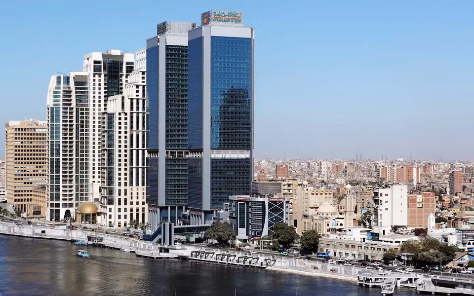 Nhiều tòa nhà mọc lên bên bờ sông Nile của Ai Cập. (Ảnh REUTERS)