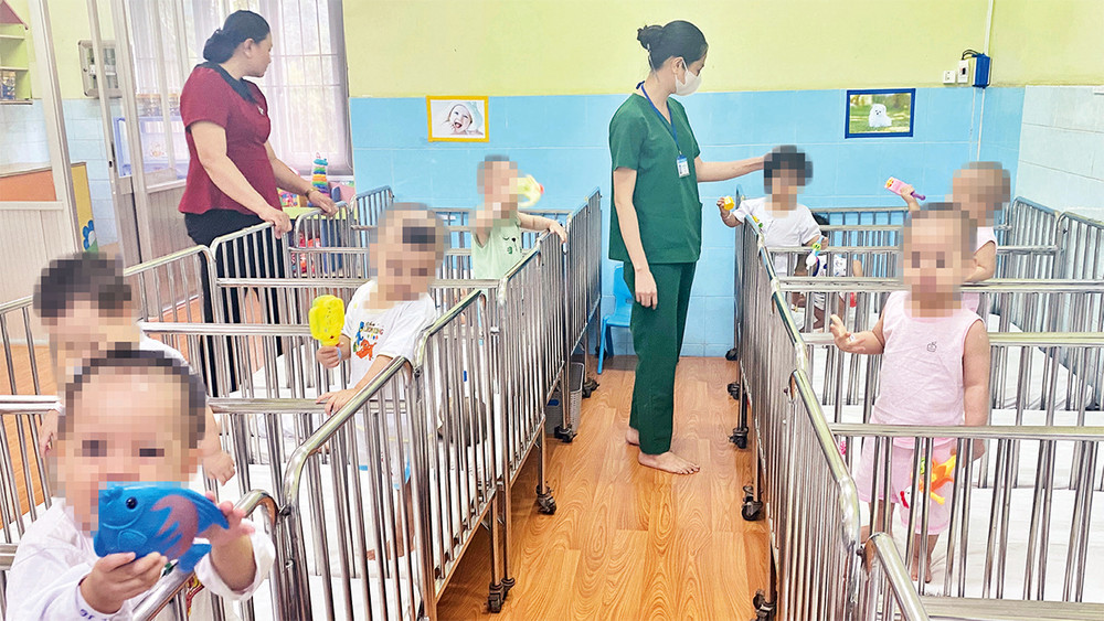 Các trẻ từ 1 tuổi trở lên của Mái ấm Hoa Hồng được đưa về chăm sóc, nuôi dưỡng tại Làng Thiếu niên Thủ Ðức (thành phố Thủ Ðức, Thành phố Hồ Chí Minh).