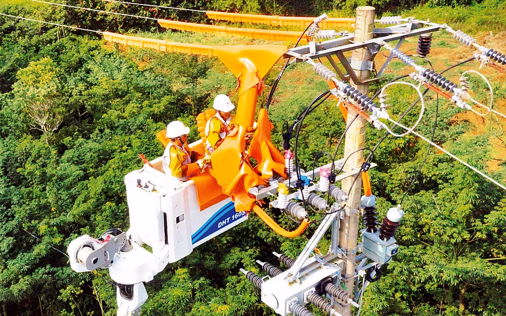 Bảo dưỡng đường dây 110kV bằng công nghệ mới.