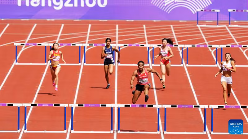 VÐV Nguyễn Thị Huyền của Việt Nam (ở làn chạy thứ hai, từ phải sang) thi đấu vòng loại chạy 400m vượt rào nữ tại ASIAD 19.