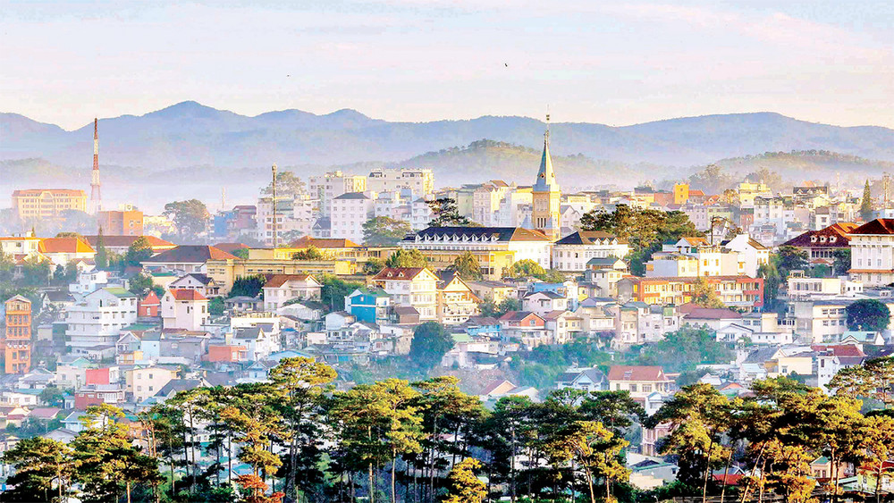 Phố núi Ðà Lạt đẹp với khí hậu có đủ bốn mùa trong một ngày là lợi thế thu hút du khách trong nước và quốc tế.
