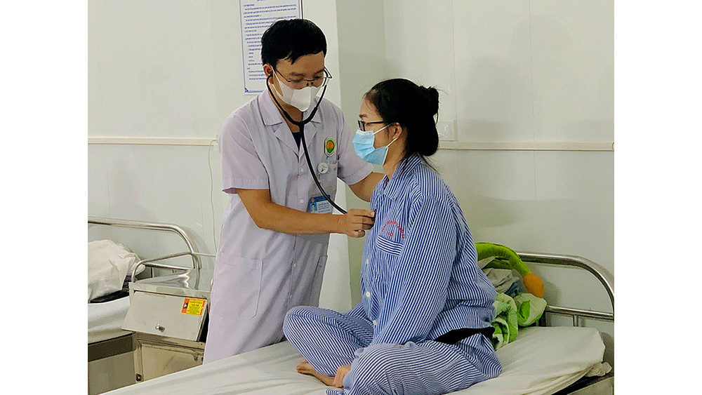 Bác sĩ Khoa Hồi sức cấp cứu, Bệnh viện Phổi Quảng Ninh thăm khám cho bệnh nhân. (Ảnh HOÀI MINH) 