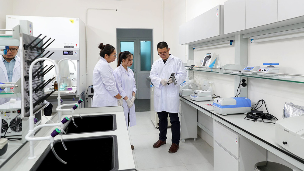 Hoạt động thí nghiệm thực hành của giảng viên, sinh viên Ðại học Quốc gia Hà Nội. (Ảnh NGỌC DIỆP)