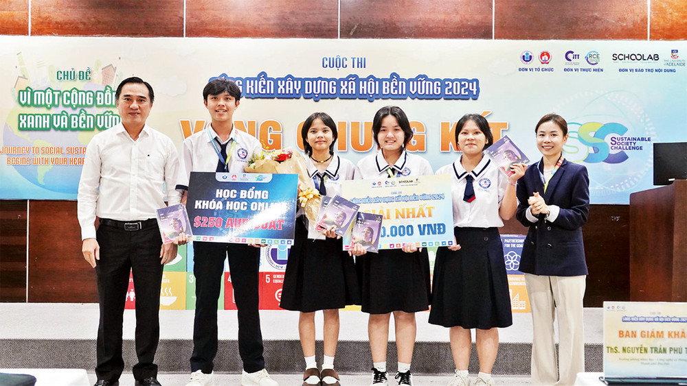 Dự án làm phân hữu cơ từ thức ăn thừa của đội Adventure of Planet Keeper Kids giành Giải nhất cuộc thi.