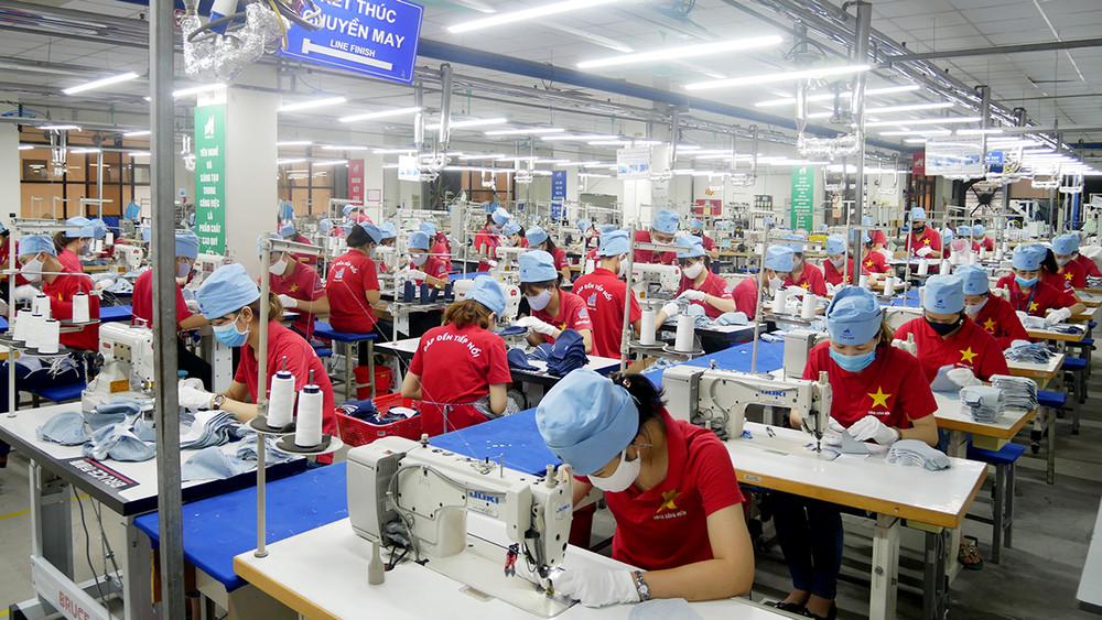 Sản xuất hàng dệt may xuất khẩu tại Tổng công ty May 10.