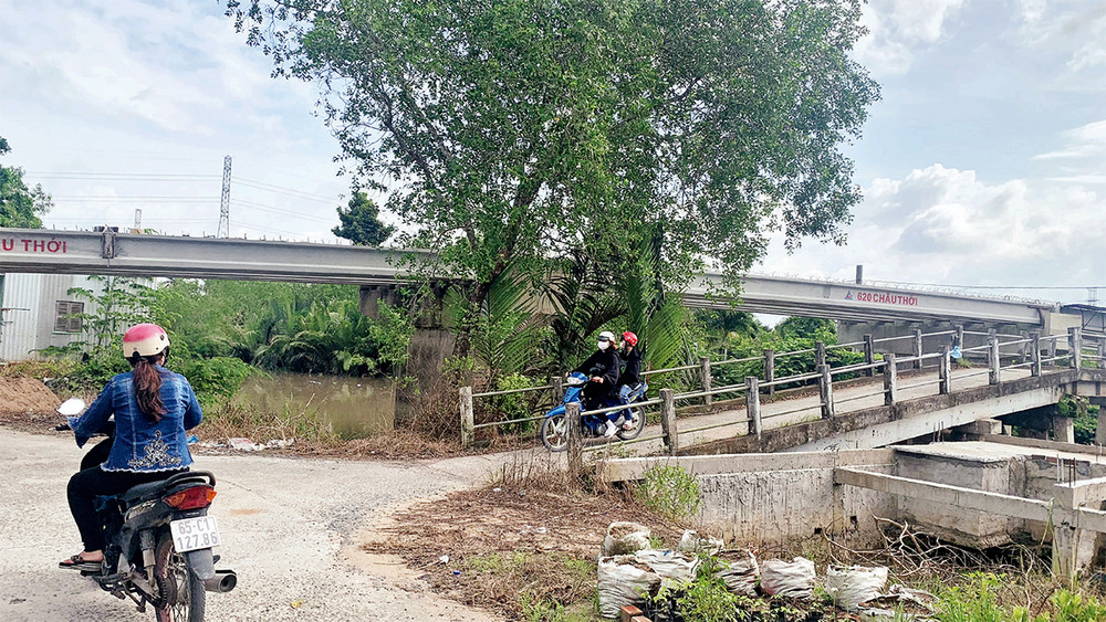 Cầu bắc qua rạch Xẻo Lá trên tuyến đường hậu kênh Thạnh Ðông chưa xong, người dân đi lại khó khăn.