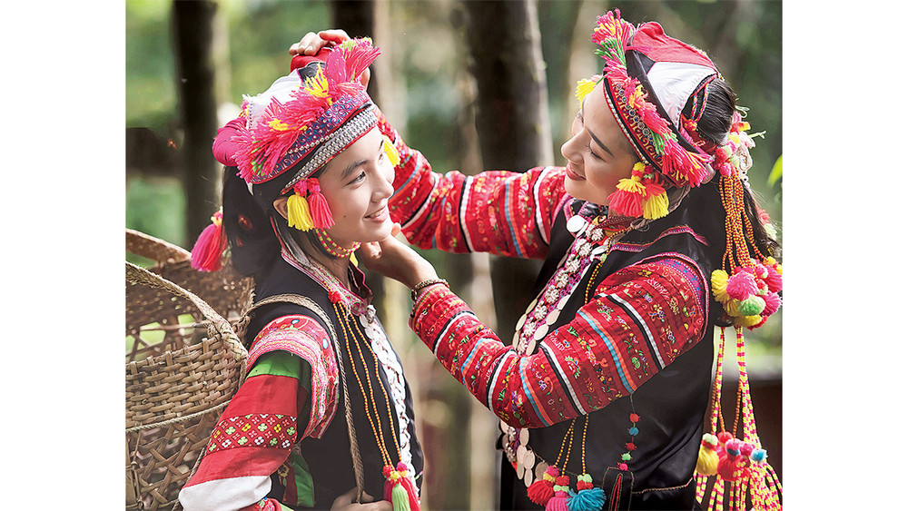 Phụ nữ La Hủ duyên dáng, sặc sỡ trong trang phục truyền thống.