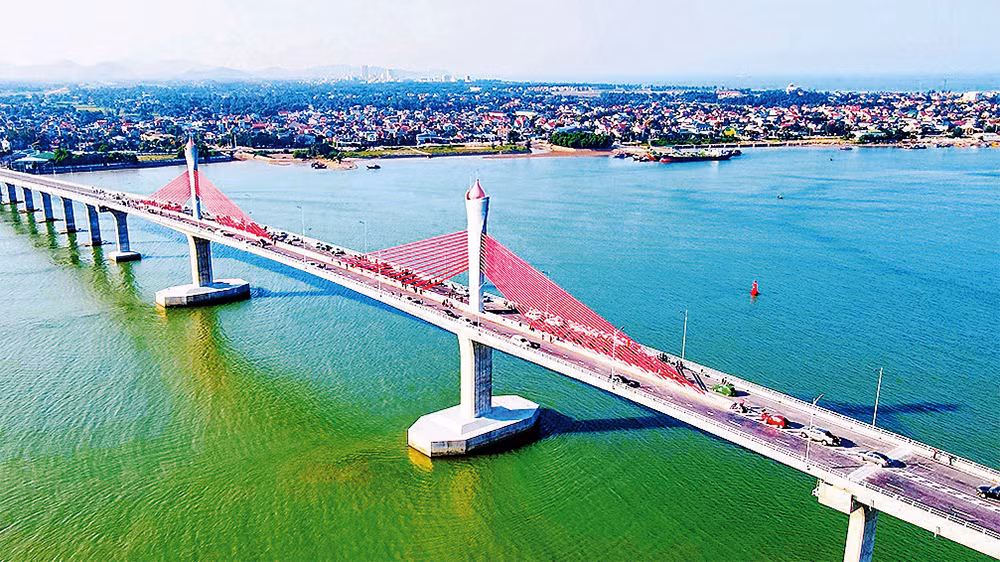 Cầu Cửa Hội nối liền hành lang phát triển ven biển của các tỉnh Bắc Trung Bộ.