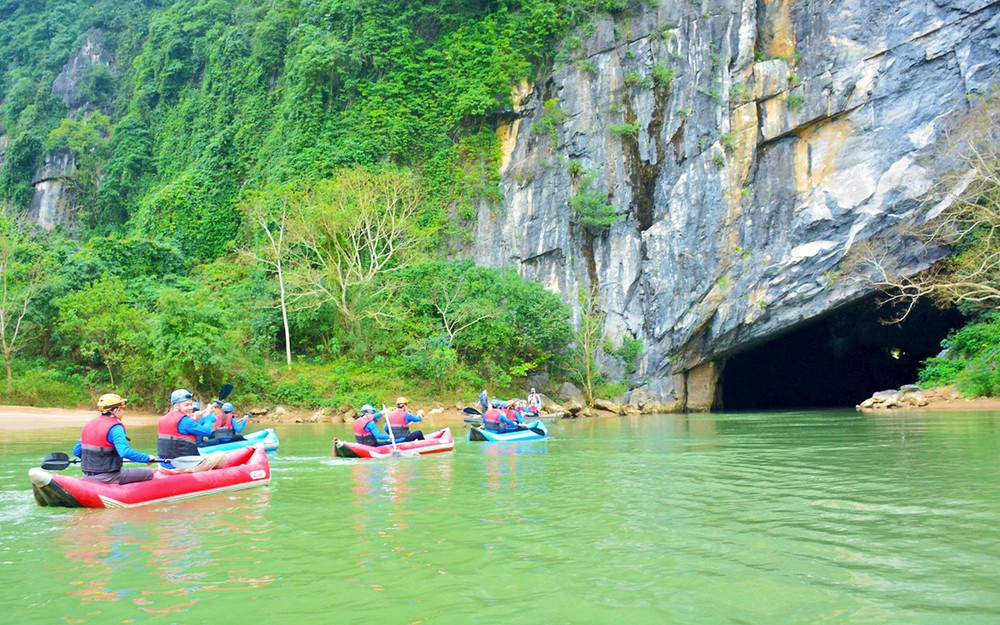 Du khách chèo kayak khám phá động Phong Nha về đêm.