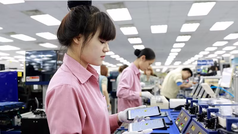 Sản xuất hàng tại Công ty TNHH Ðiện tử Samsung Vina. (Ảnh Quang Huy)