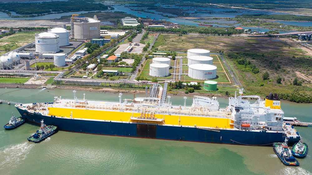 Tàu vận chuyển khí tự nhiên hóa lỏng (LNG) cập vào cảng Cái Mép (Bà Rịa-Vũng Tàu). (Ảnh NGỌC THANH)