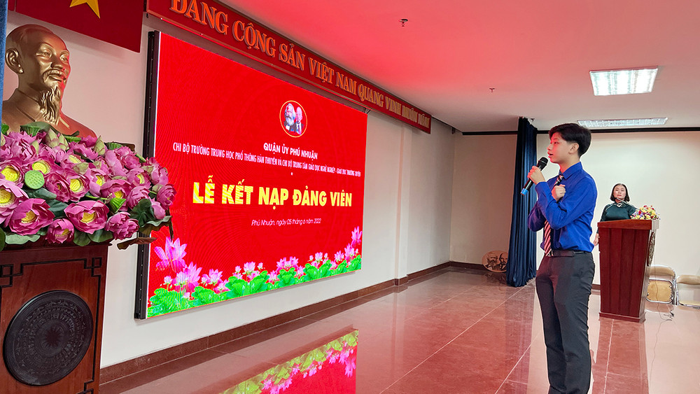 Ðồng chí Trần Ðức Anh tuyên thệ trong lễ kết nạp đảng viên do Quận ủy Phú Nhuận (Thành phố Hồ Chí Minh) tổ chức. (Ảnh MẠNH HẢO)