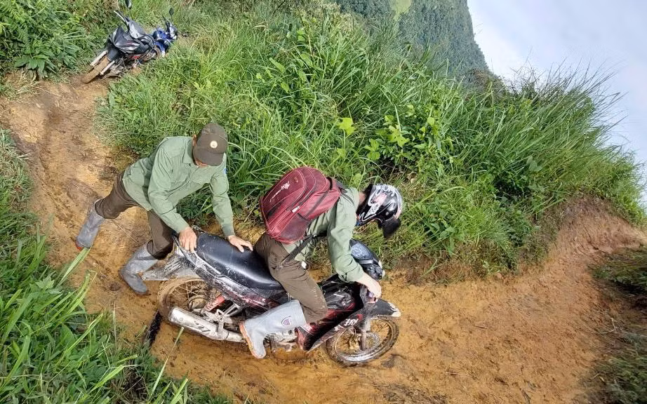 Cán bộ Ban quản lý rừng phòng hộ huyện Mường Chà trên đường làm nhiệm vụ.