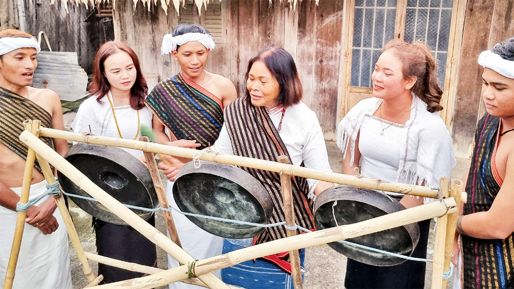 Nghệ nhân ưu tú Ma Bio dạy cách đánh chiêng cho thế hệ trẻ.