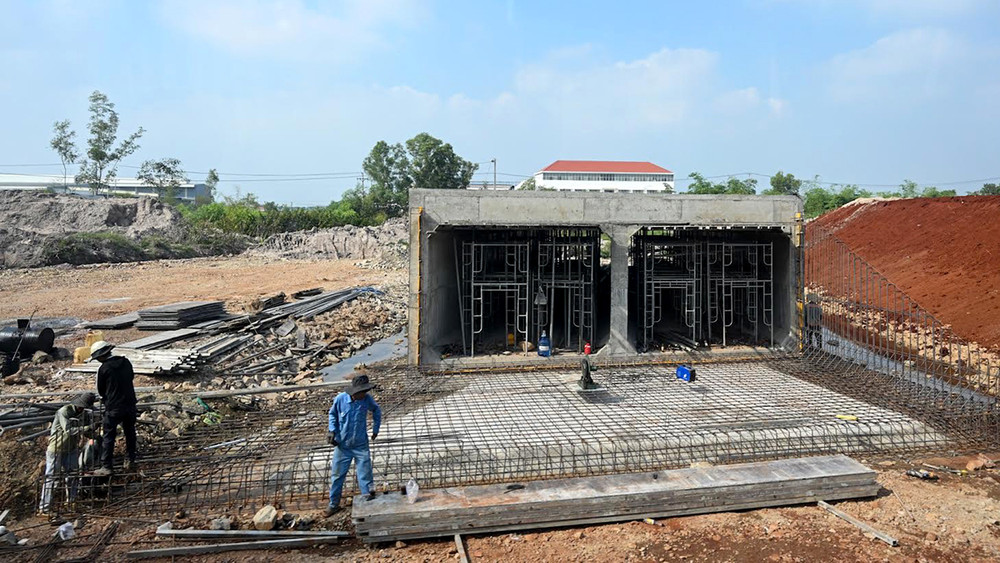 Các đơn vị thi công dự án thành phần 3 dự án đầu tư xây dựng đường cao tốc Biên Hòa - Vũng Tàu. (Ảnh DUY LINH)