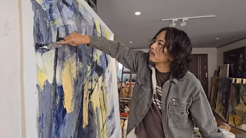 Họa sĩ Trần Lưu Mỹ miệt mài sáng tạo.