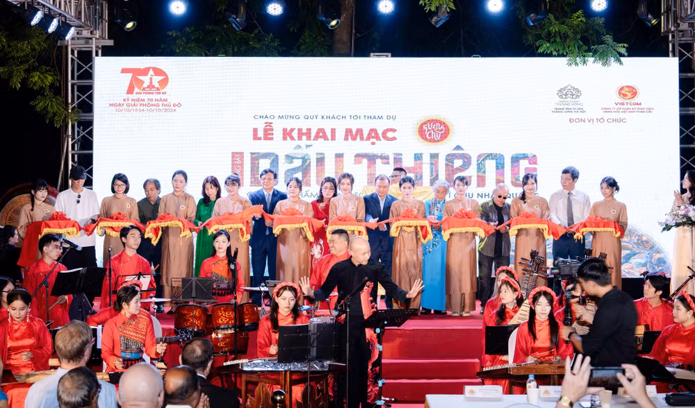 Lễ cắt băng khai mạc triển lãm "Dấu thiêng" của họa sĩ Chu Nhật Quang.