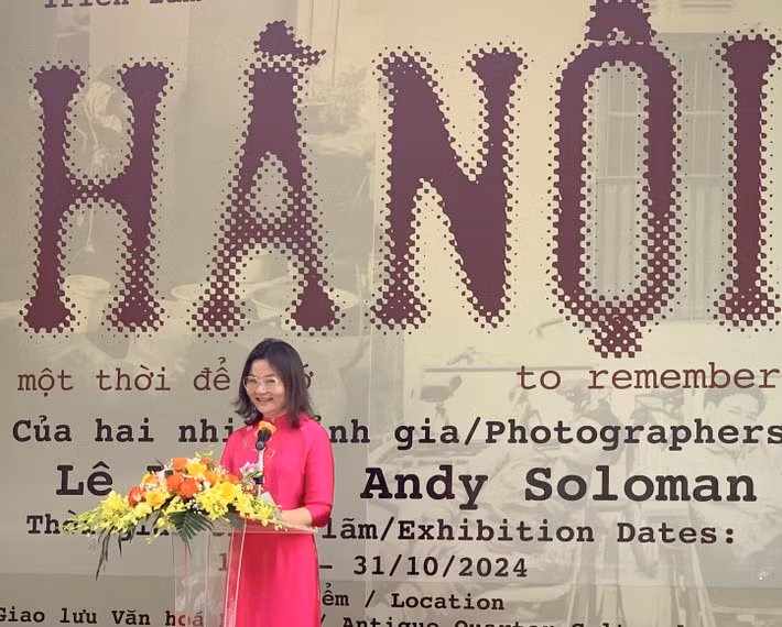 Đại diện Ban Quản lý hồ Hoàn Kiếm và phố cổ Hà Nội phát biểu tại triển lãm.