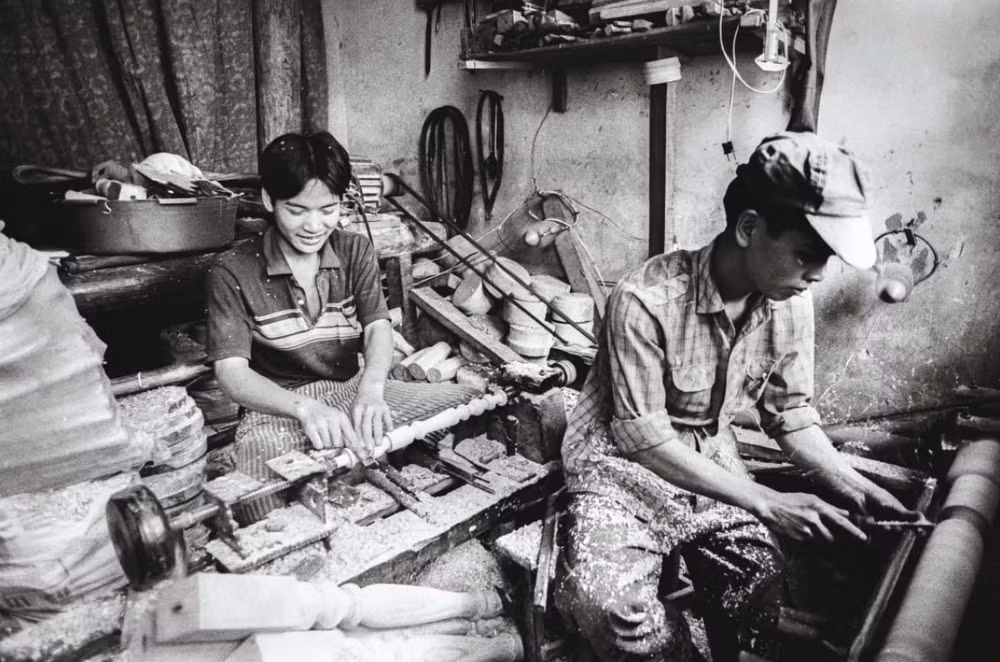 Tác phẩm "Xưởng mộc gần cầu Chương Dương" (1992). (Ảnh: Andy Soloman)