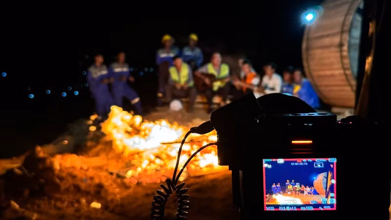 Vẻ đẹp tâm hồn của công nhân ngành điện được ghi lại qua từng thước phim.