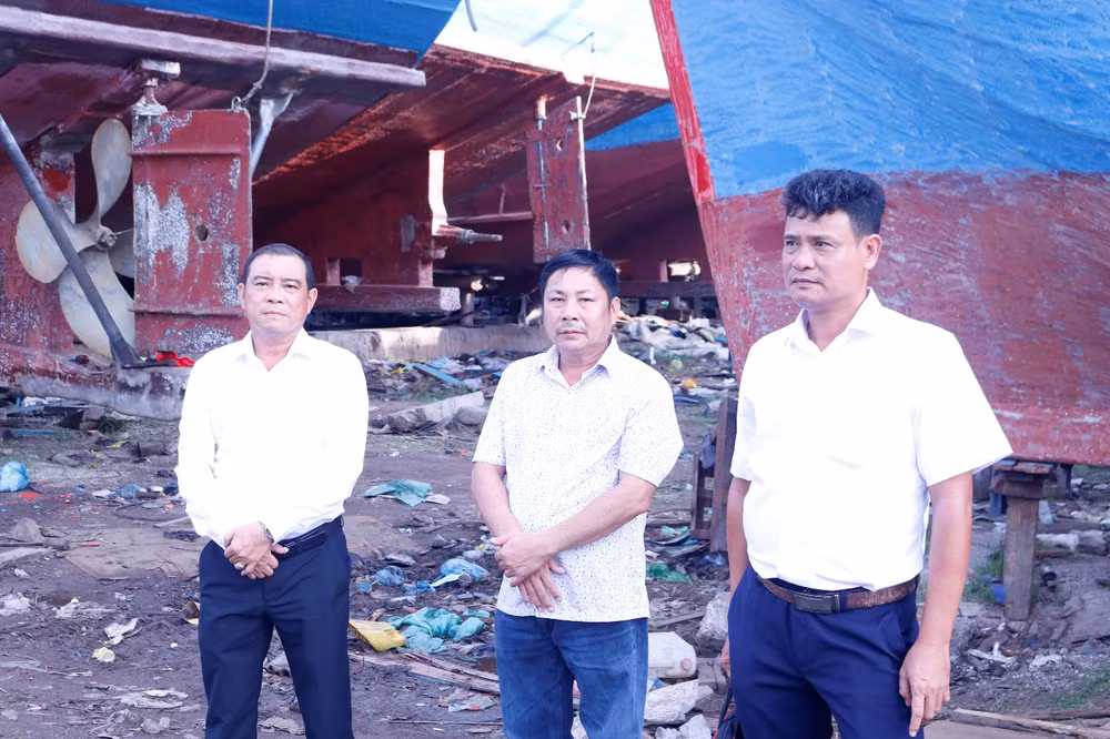 Đại diện Tổng Công ty cổ phần Bảo Minh (bìa phải); Công ty Bảo Minh Bình Thuận (bìa trái) thăm hỏi, làm việc cùng chủ tàu bị thiệt hại (giữa) tại hiện trường