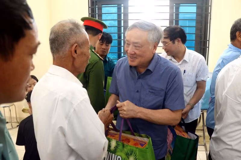 Phó Thủ tướng Thường trực Chính phủ Nguyễn Hòa Bình trao quà cho nhân dân đang sơ tán tại Trường Cao đẳng Cộng đồng Hưng Yên, thành phố Hưng Yên.